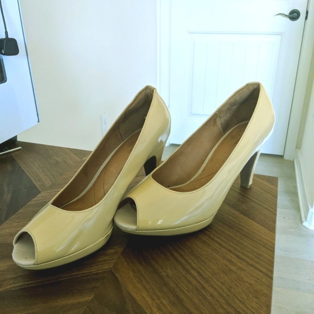 Gorgeous nude professional pumps, comfortable